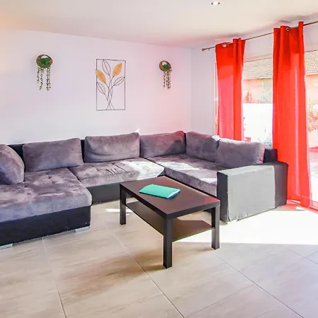 Holiday home In Les Avignon With Wifi